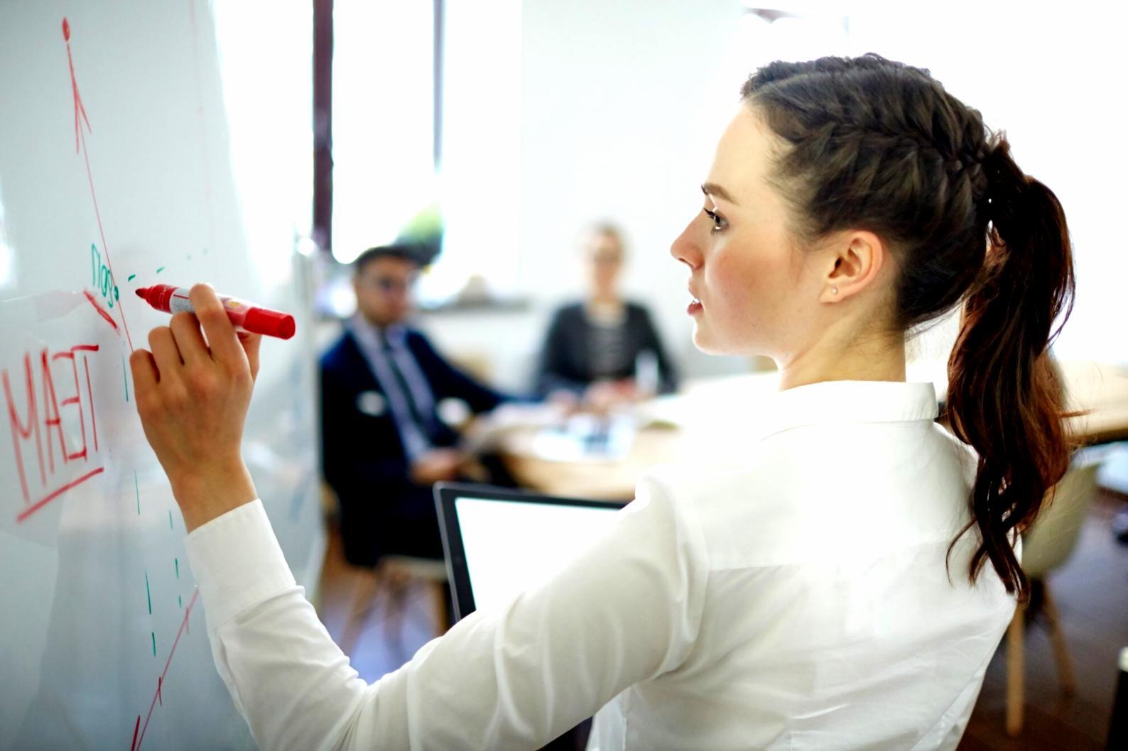 Finanzanalyse Arbeitsplatz mit Dokumenten und Computer